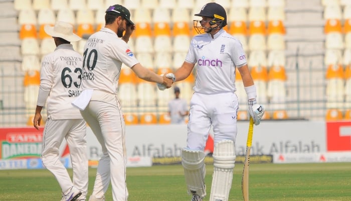 Englands Joe Root (right) shakes hands with Pakistan pacer Shaheen Shah Afridi at the Multan Cricket Stadium in Multan on October 10, 2024. —PCB