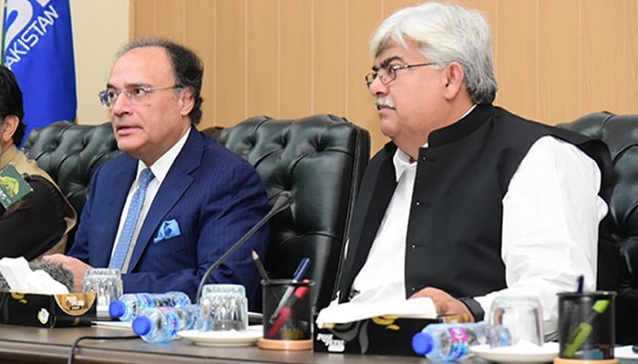 Finance Minister Senator Muhammad Aurangzeb (left) and FBR Chairman Rashid Mahmood Langrial address a press conference to brief FBR study regarding sales tax evasion in Islamabad on October 10, 2024. — PID