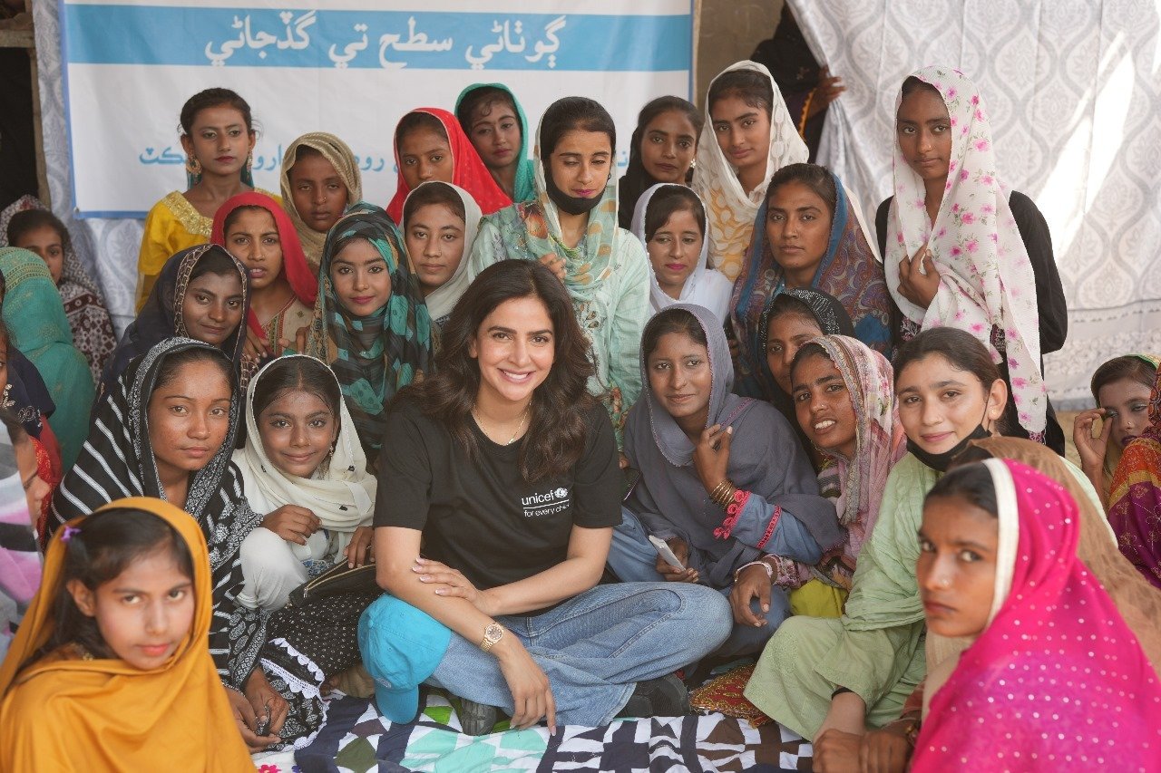 Actor Saba Qamar poses for a photo with a group of girls. —Unicef