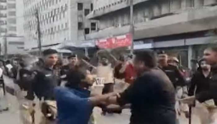 Police arrest participants of ‘Sindh Rawadari March’ after clashes with police outside Karachi Press Club. — Screengrab via Geo News