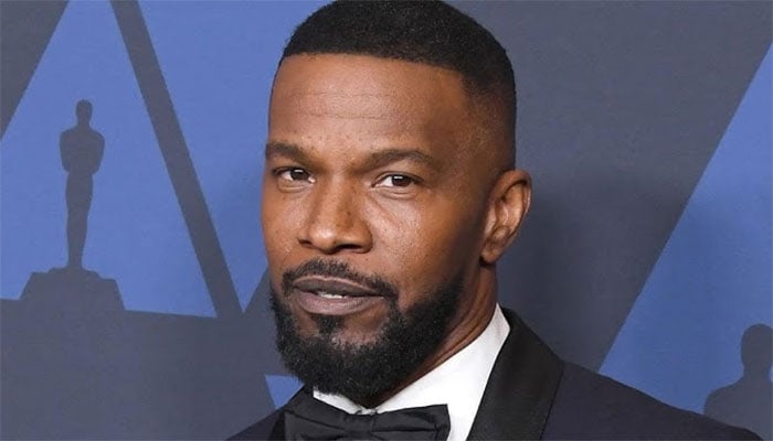 Jamie Foxx reflects on April 2023 health crisis during powerful one-man show.