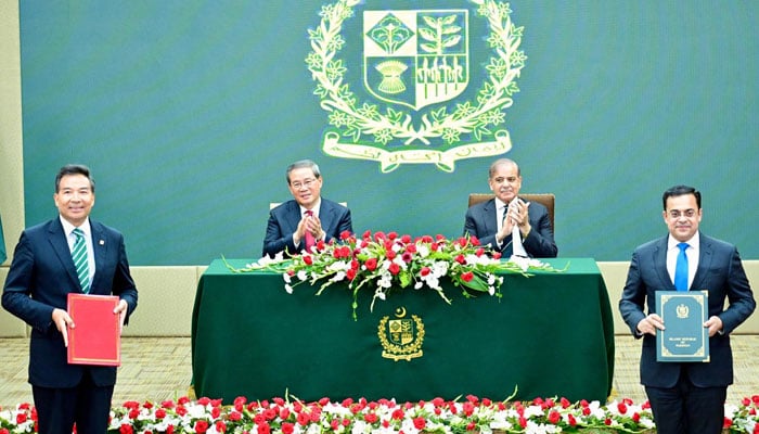 Prime Minister Shehbaz Sharif and Chinese Premier Li Qiang during MoU exchange ceremony in Islamabad on October 14, 2024. — PID