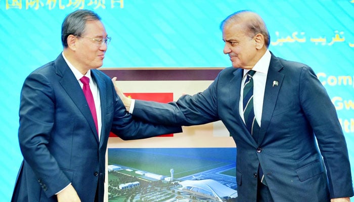 Prime Minister Shehbaz Sharif and Chinese Premier Li Qiang unveils plaque to mark completion of New Gwadar International Airport in Islamabad, October 14, 2024. — PID