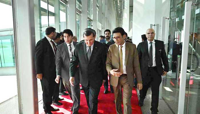 Education Minister Khalid Maqbool Siddiqui welcomes Turkmenistan Foreign Minister Rashid Meredov at Islamabad International Airport, October 15, 2024. — PID