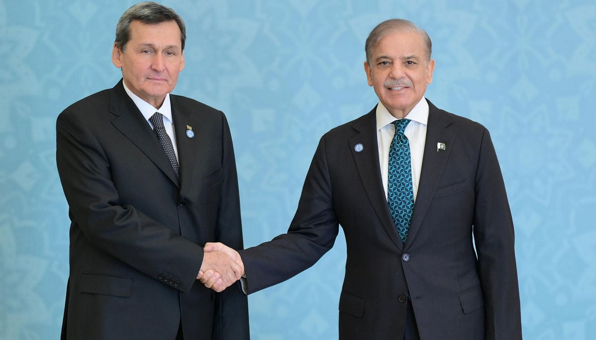 PM Shehbaz Sharif shakes hands with Vice President of Turkmenistan Rasit Meredow at the Jinnah Convention Centre for the SCO summit in Islamabad on October 16, 2024. — PID