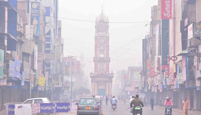 Visibility decreased due to smog at Ghanta Ghar Chowk in Faisalabad. — Online/File