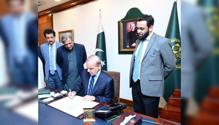 PM Shehbaz Sharif signs advice to President Asif Ali Zardari to give assent to 26th Constitutional Amendment Bill on October 21, 2024. — APP