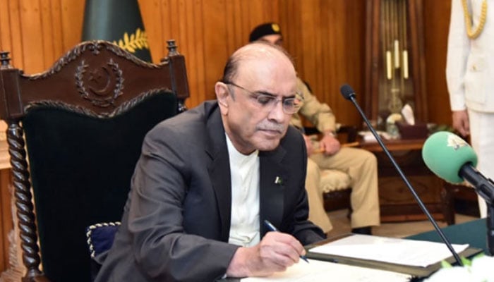 President Asif Ali Zardari signing the Christian Marriage (Amendment) Act 2024 into law in a special ceremony held at Aiwan-e-Sadr on July 23, 2024. — APP/File