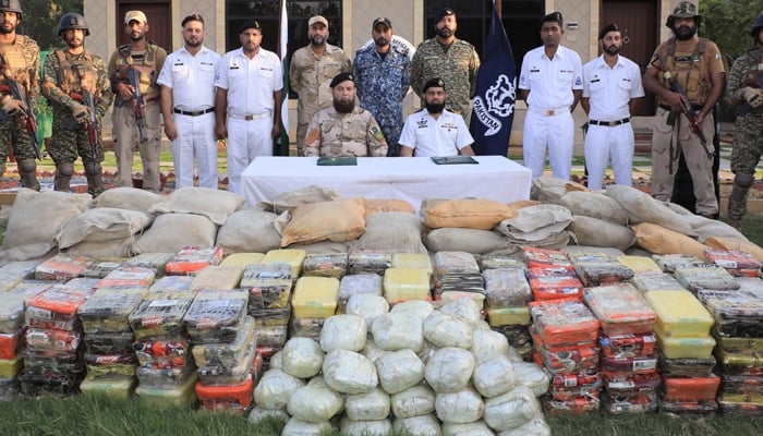 Pakistan Navy officials handing over the seized narcotics to the ANF at Gwadar. — X/@dgprPaknavy