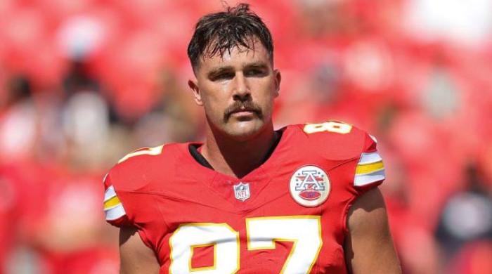 Travis Kelce appears to struggle at game without Taylor Swift