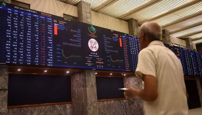 Seorang pialang saham memantau harga saham selama sesi perdagangan di Bursa Efek Pakistan (PSX) di Karachi pada 16 Mei 2022. — AFP