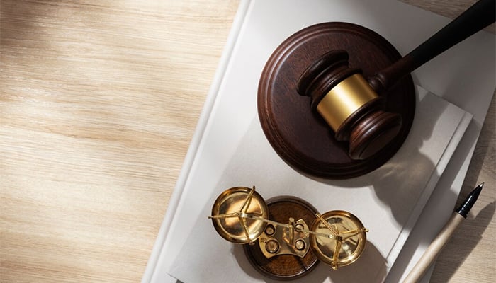 This representation image shows gavel and balance in a court. — Freepik