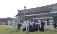 VIDEO: Heartfelt gesture by England team wins hearts