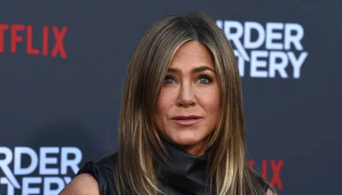 Jennifer Aniston happy to be in love with a plastic surgeon: Source