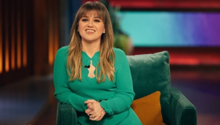 Kelly Clarkson takes center stage with another transformation