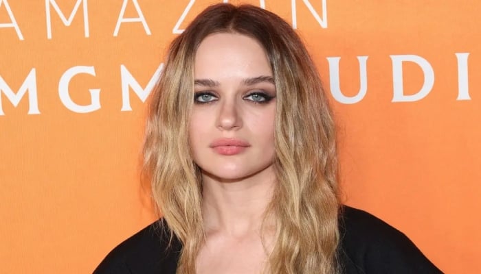 Joey King earns applause for gracefully handling wardrobe malfunction at event