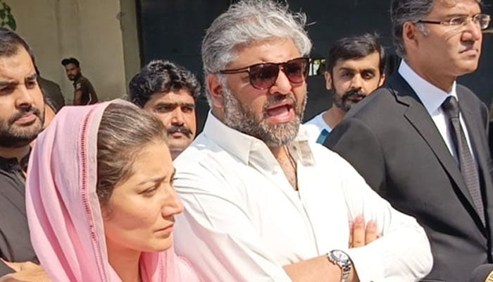 PTI MNA Zain Qureshi (centre) and Meher Bano Qureshi (left) address a press conference in Lahore. — Facebook/@ZainQureshiOfficial