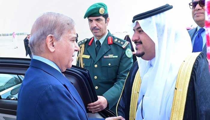 Deputy Governor of Riyadh Province Prince Mohammed bin Abdulrahman bin Abdulaziz receives Prime Minister Shehbaz Sharif at Royal Terminal of King Khalid International Airport, October 29, 2024. — PID