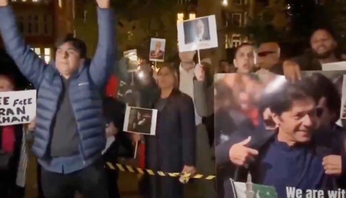 PTI supporters stage protest against former CJP Qazi Faez Isa outside Middle Temple in London on October 29, 2024. — X/@JehanzebParacha