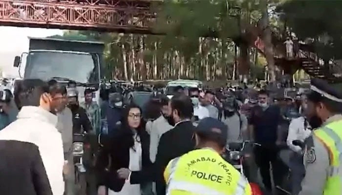 Lawyer Imaan Mazari and her husband engage in a scuffle with traffic policemen in Islamabad, October 25, 2024. — YouTube/ Geo News/screengrab