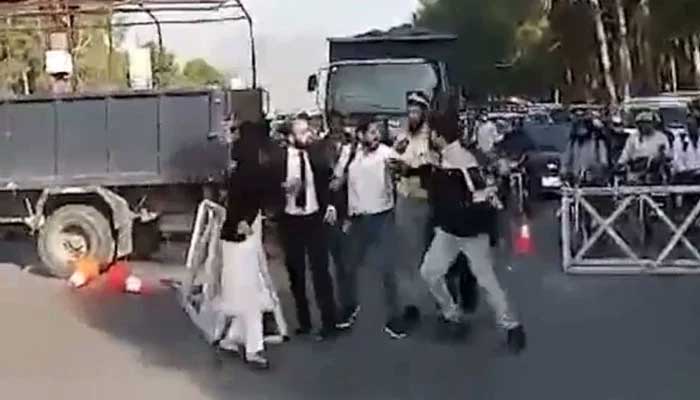 Lawyer Imaan Mazari and her husband engage in a scuffle with traffic policemen in Islamabad, October 25, 2024. — Screengrab via Geo News