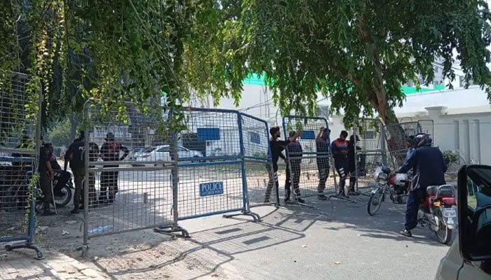 Main entrance to Punjab College Campus 10 blocked by anti-riot police on October 17. — Human Rights Commission of Pakistan (HRCP)