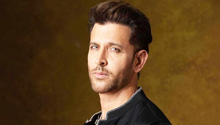 Hrithik Roshan extends greetings to fans in rare paparazzi encounter