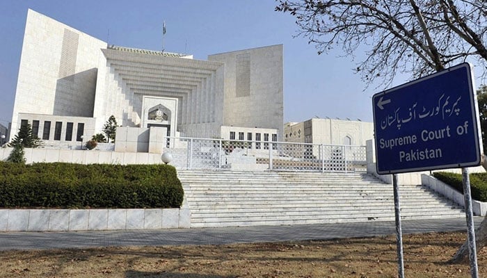 Police officers walk past the Supreme Court of Pakistan building, in Islamabad, Pakistan April 6, 2022. — Reuters