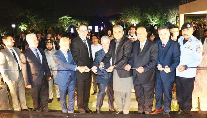 Interior Minister Mohsin Naqvi (fourth from right) inaugurates “Cascade” service centre in Islamabad’s Diplomatic Enclave on November 8, 2024. — APP