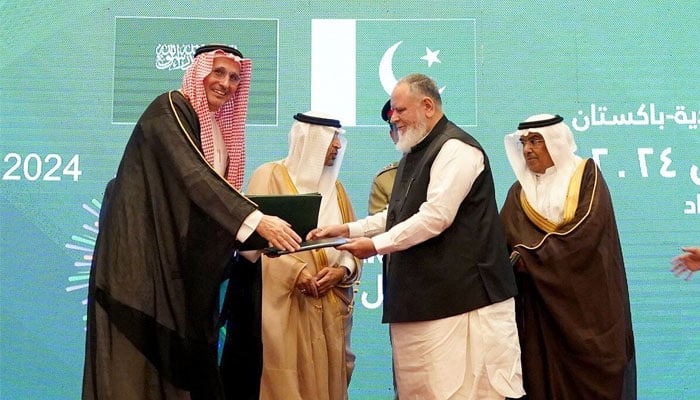 Officials of Saudi company AlBaik (left) and the Pakistani company GO and Gas & Oil Pakistan Limited (GO) are exchanging agreements during a ceremony in Islamabad, Pakistan, on October 10, 2024. — APP