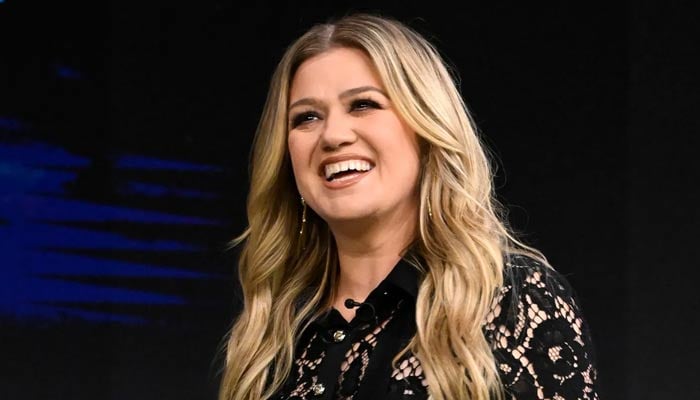 Kelly Clarkson expresses infinite love for Christmas