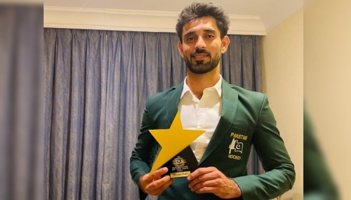 Sufyan Khan posing for picture with FIH Rising Star Award. —Reporter/ File