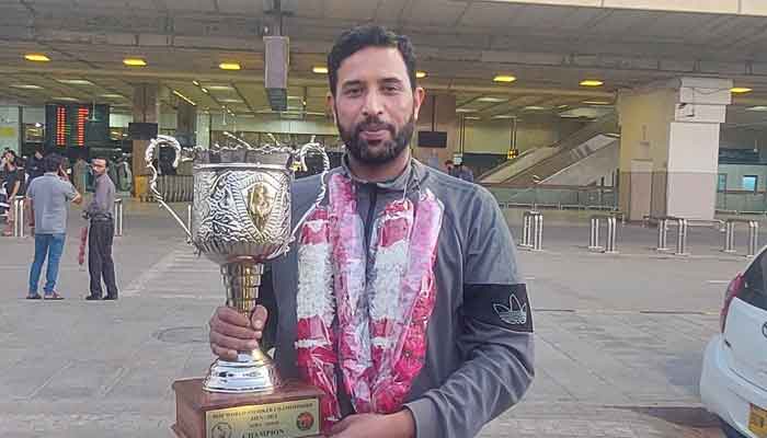 Pakistani cueist Mohammed Asif poses with IBSF World Snooker Championship trophy at Karachi Airport on November 10, 2024. — Reporter