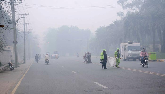 Thick smog blankets the city of Faisalabad, reducing visibility and enveloping the surroundings, November 7, 2024. — APP