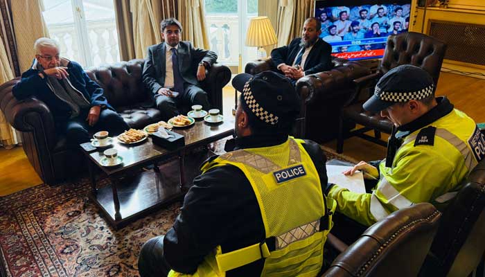 Defence Minister Khawaja Asif meets London police at Pakistan High Commission in London, UK, November 14, 2024. — APP