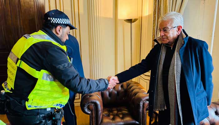 Defence Minister Khawaja Asif meets London police at Pakistan High Commission in London, UK, November 14, 2024. — X/@MurtazaViews