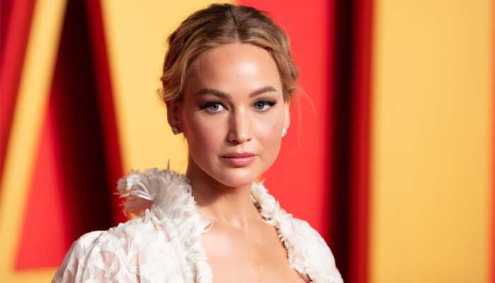 Jennifer Lawrence flaunts baby bump in breathtaking appearance