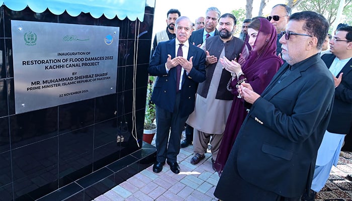 PM Shehbaz Sharif unveils the plaque of restoration of Kachhi Canal at Taunsa Barrage, Kot Addu, on November 22, 2024. — PID