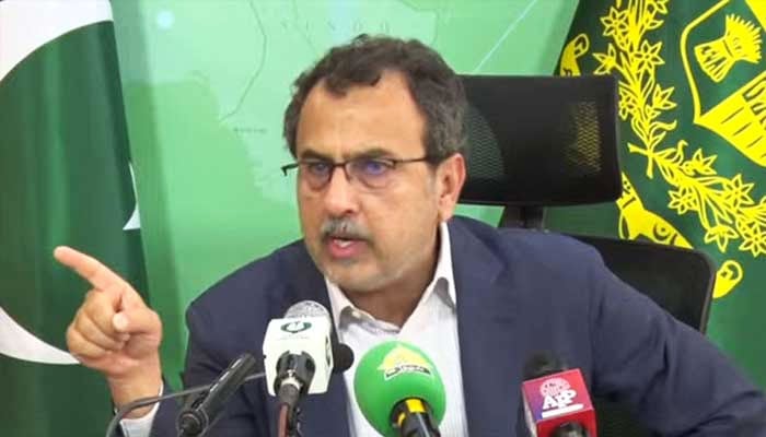 Energy Minister Awais Leghari addresses a press conference. — Radio Pakistan/File