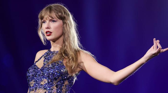 Taylor Swift leaves followers speculating with mysterious gesture