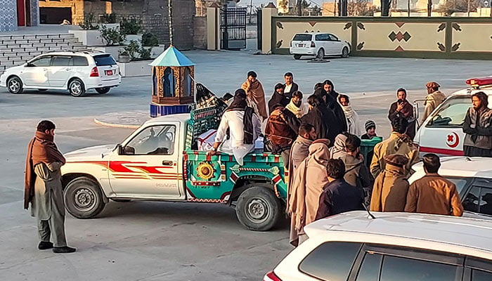 Relatives transport a body of a victim who was killed in attacks in District Kurram, KP, on November 22, 2024. — AFP