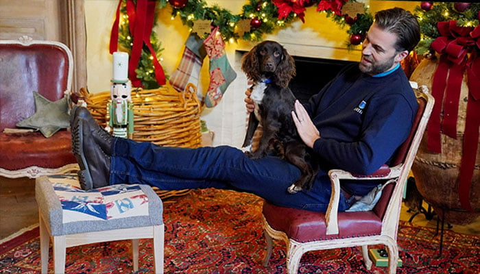 Buckingham Palace curtains turn Christmas chic.