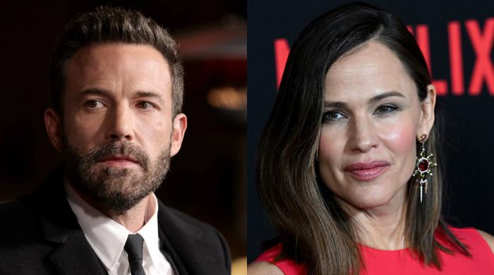 Ben Affleck strolled down to ex Jennifer Garner’s house for Thanksgiving dinner