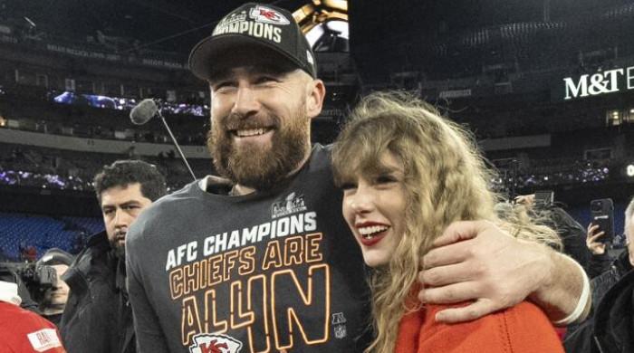 Taylor Swift shares candy second with Travis Kelce’s dad and mom at NFL recreation