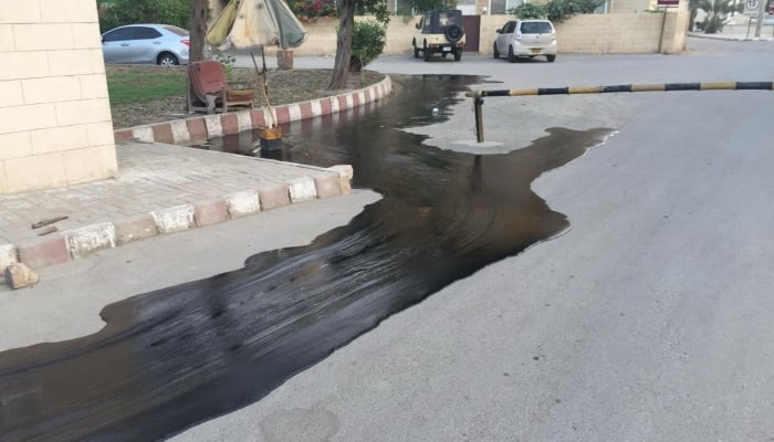 Oil Leak From Refinery Spreads to Karachi Residential Area