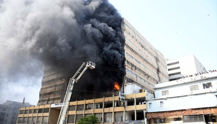 Fire at Rimpa Plaza on MA Jinnah Road, Karachi, on December 3, 2024. — Online