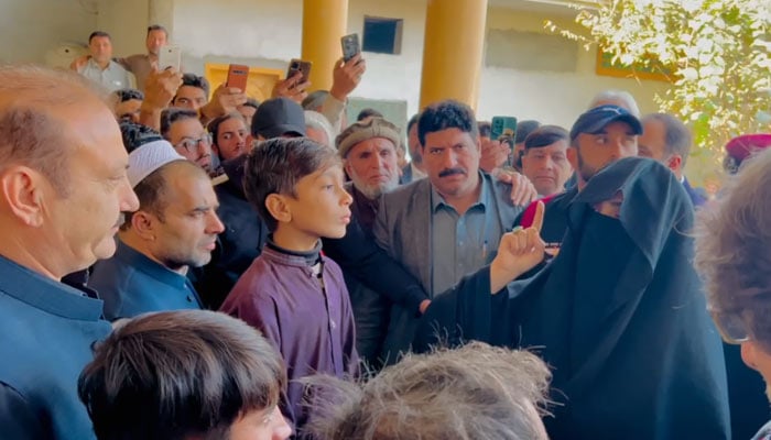 Pakistan Tehreek-e-Insaf founder Imran Khans wife Bushra Bibi speaks to PTI supporters in Charsadda, on December 6, 2024. — Screengrab/Reporter