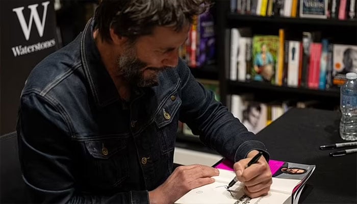 Keanu Reeves takes a bow at Waterstones for his new novel.