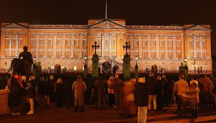 Buckingham Palace continues Christmas festivities despite security breach