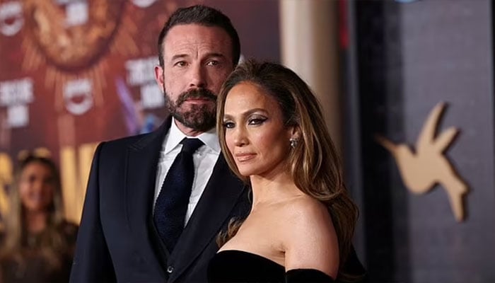 Ben Affleck dodges Jennifer Lopez in daily life.